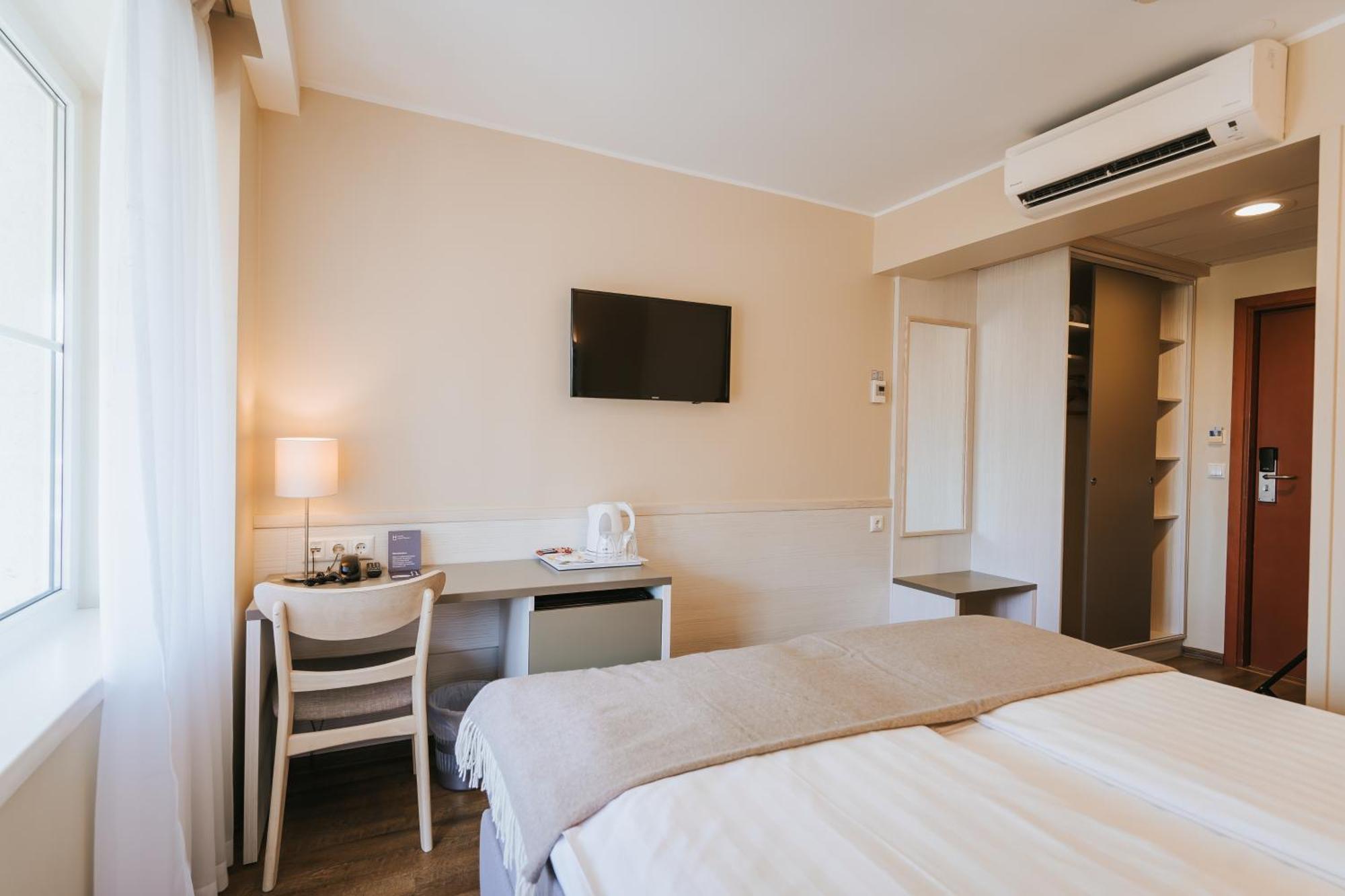 Doppelzimmer mit Balkon und Zugang zum Spa